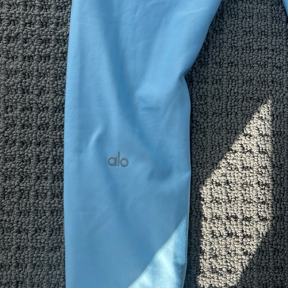 Alo Yoga Leggings in Light Blue - Picture 3 of 4